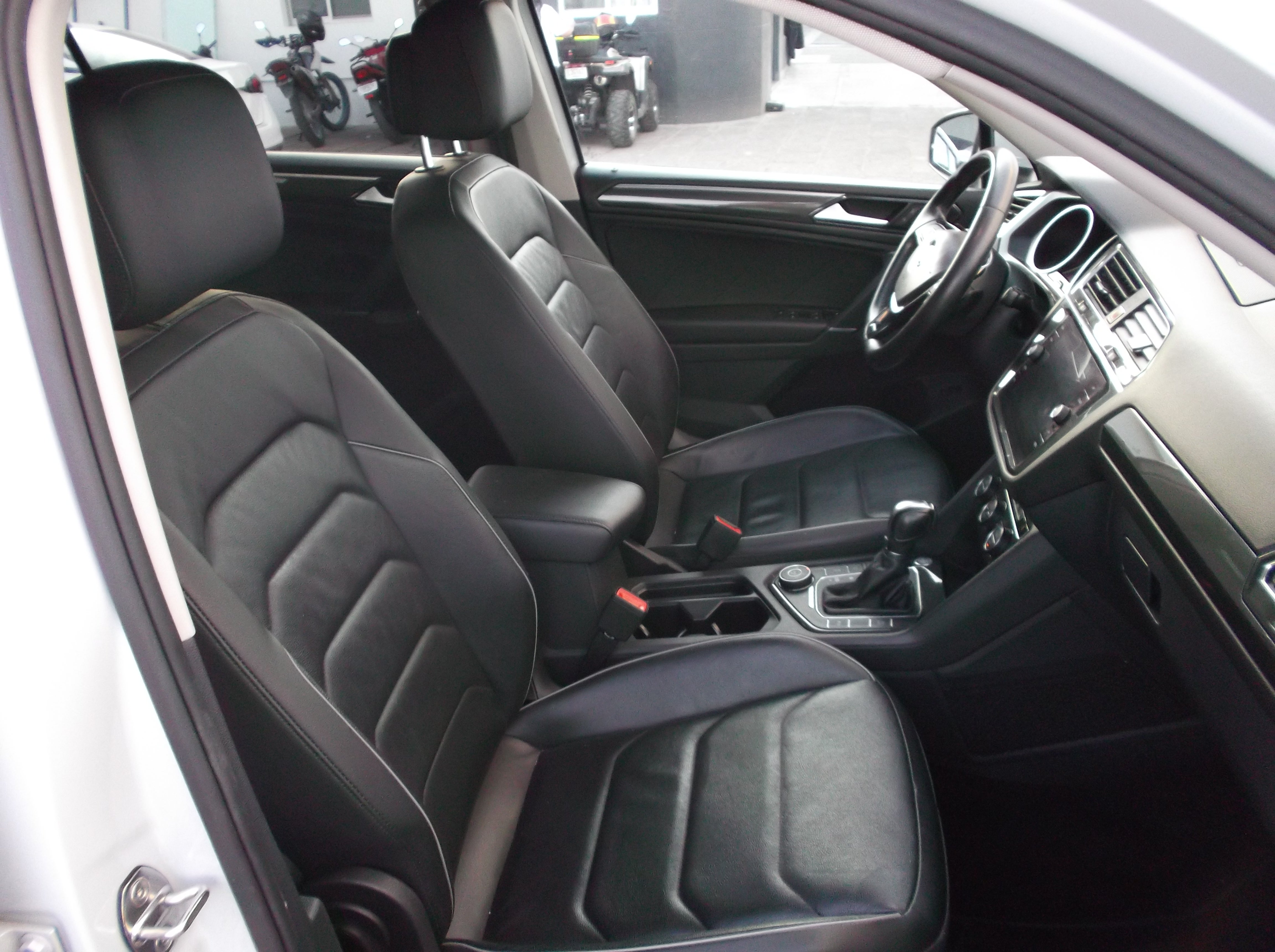 2018 Volkswagen TIGUAN 5 PTS HIGHLINE 20T DSG PIEL F LED RA-19 4X4